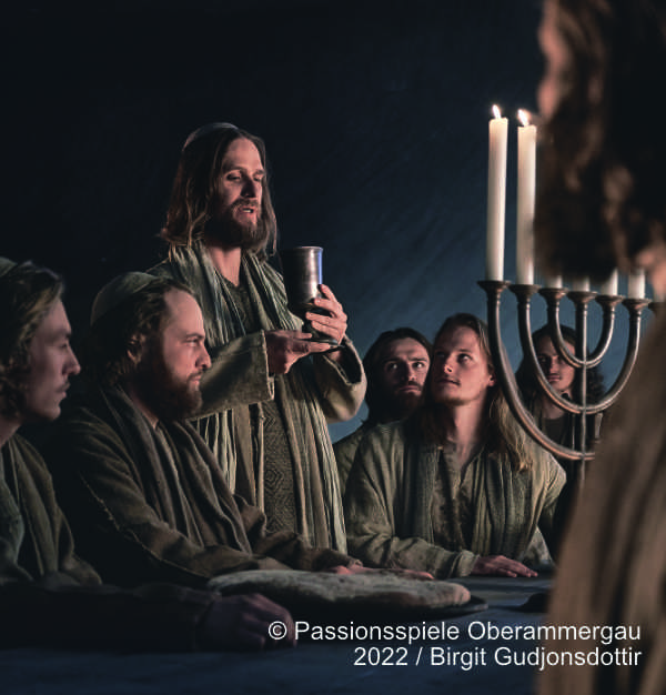 Bild Passionspiel 05-das-abendmahl-und-der-kelch-foto-birgit-gudjonsdottir-1 © Passoinsspiele Oberammergau 2022 / Birgit Gudjonsdottir